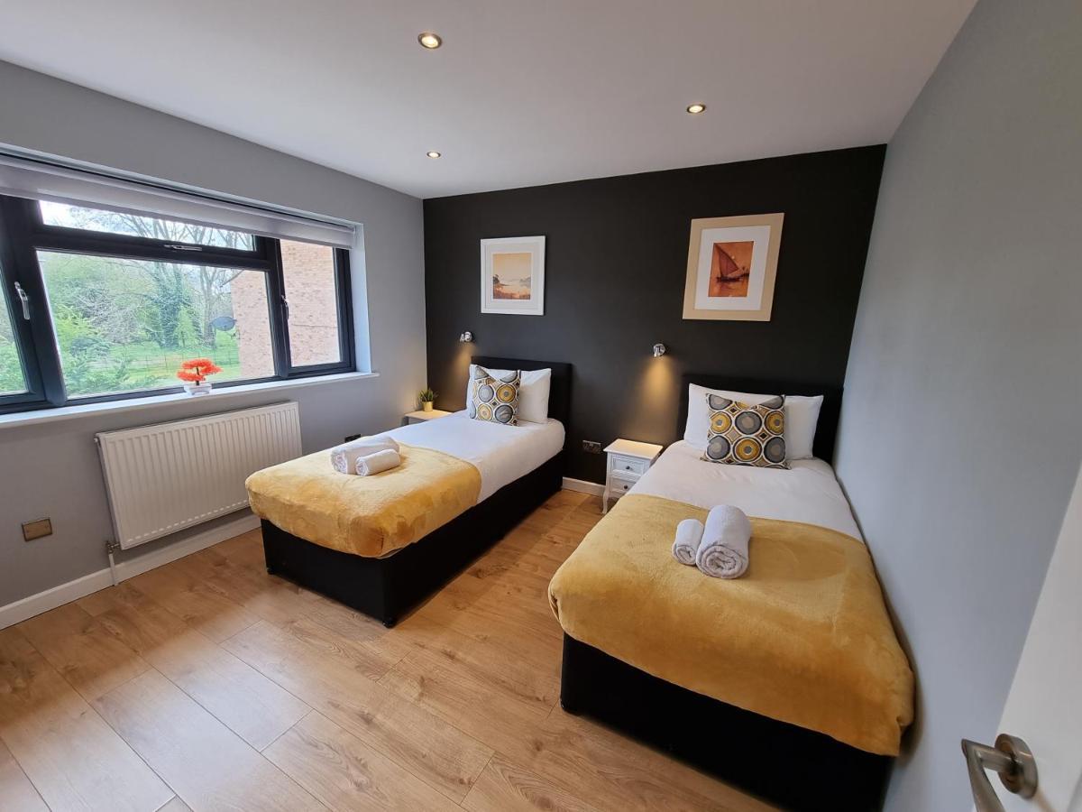 Crown Meadow - 4 Bedroom House - Heathrow - Excellentstays Colnbrook Exterior photo