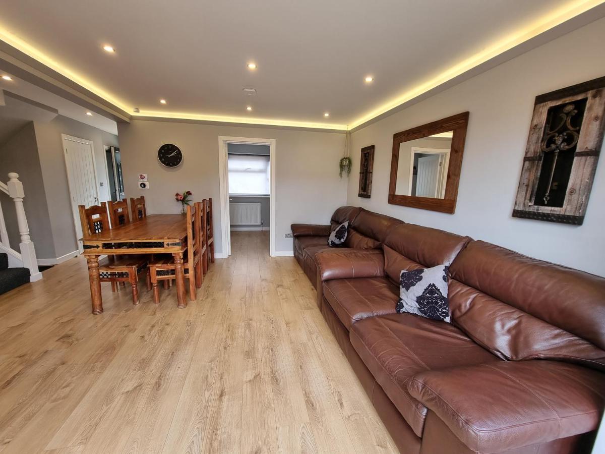 Crown Meadow - 4 Bedroom House - Heathrow - Excellentstays Colnbrook Exterior photo