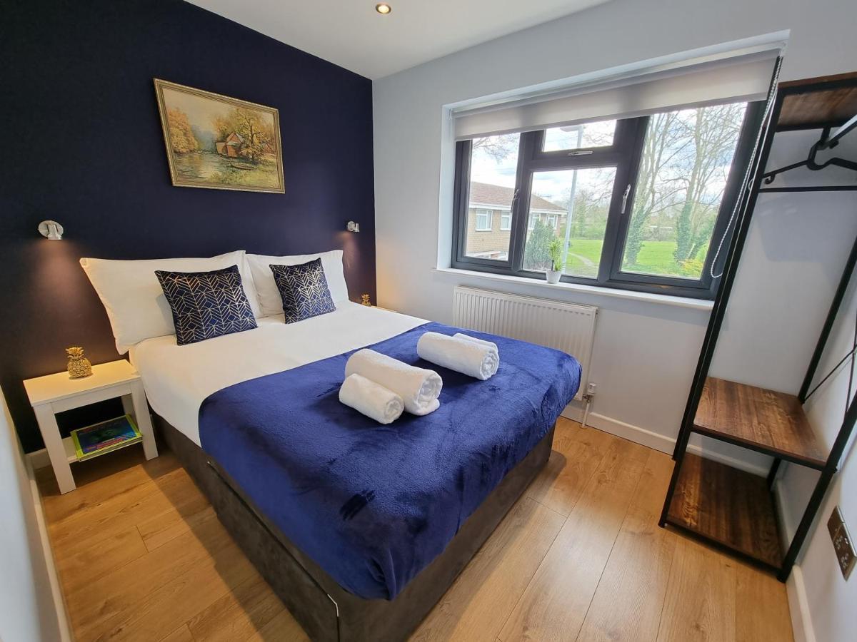 Crown Meadow - 4 Bedroom House - Heathrow - Excellentstays Colnbrook Exterior photo