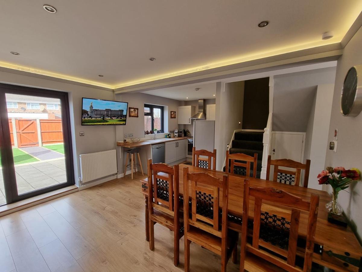 Crown Meadow - 4 Bedroom House - Heathrow - Excellentstays Colnbrook Exterior photo