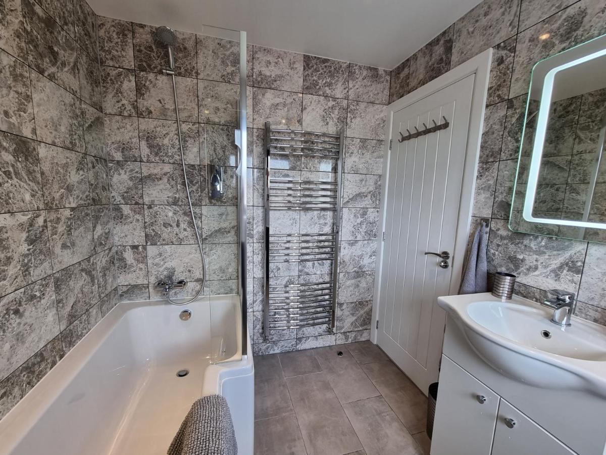 Crown Meadow - 4 Bedroom House - Heathrow - Excellentstays Colnbrook Exterior photo