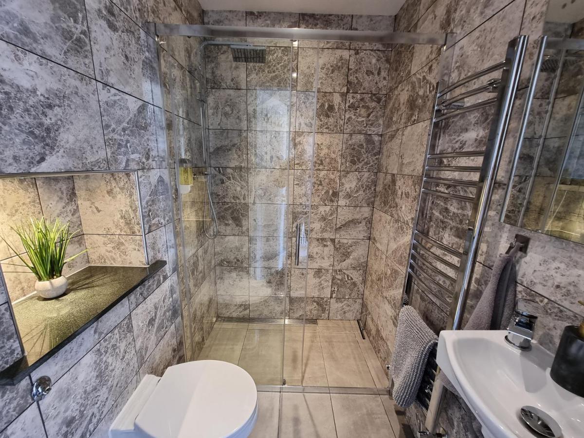Crown Meadow - 4 Bedroom House - Heathrow - Excellentstays Colnbrook Exterior photo